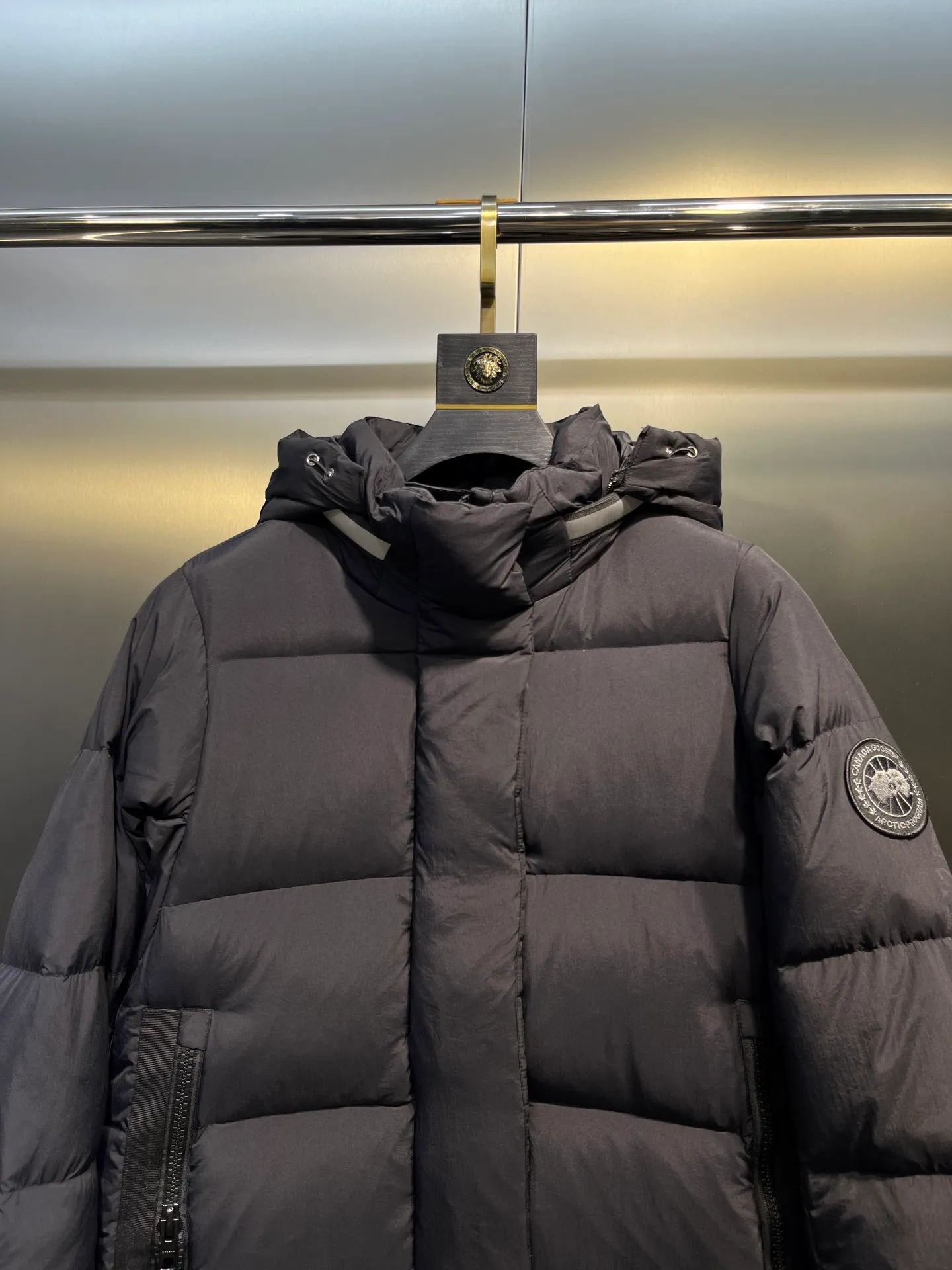 P1100 Canada Goose 🌟Canada Goose🇨🇦 Unisex down jacket, couple style, imported 90% duck down, collar is Canadian wild coyote hair, checkered double-layer inner liner with no velvet, thick velvet filling, level 5 cold protection, only one goose is needed to prevent freezing in winter, the stitching is perfect! I will buy another version this year, all accessories and materials will follow the original size: xs-xxl